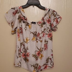 *NWT Cold shoulder top
